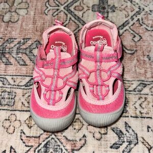 OshKosh B’Gosh Machine Washable Toddler Shoes (Size 7)